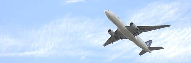 大空を飛ぶ飛行機